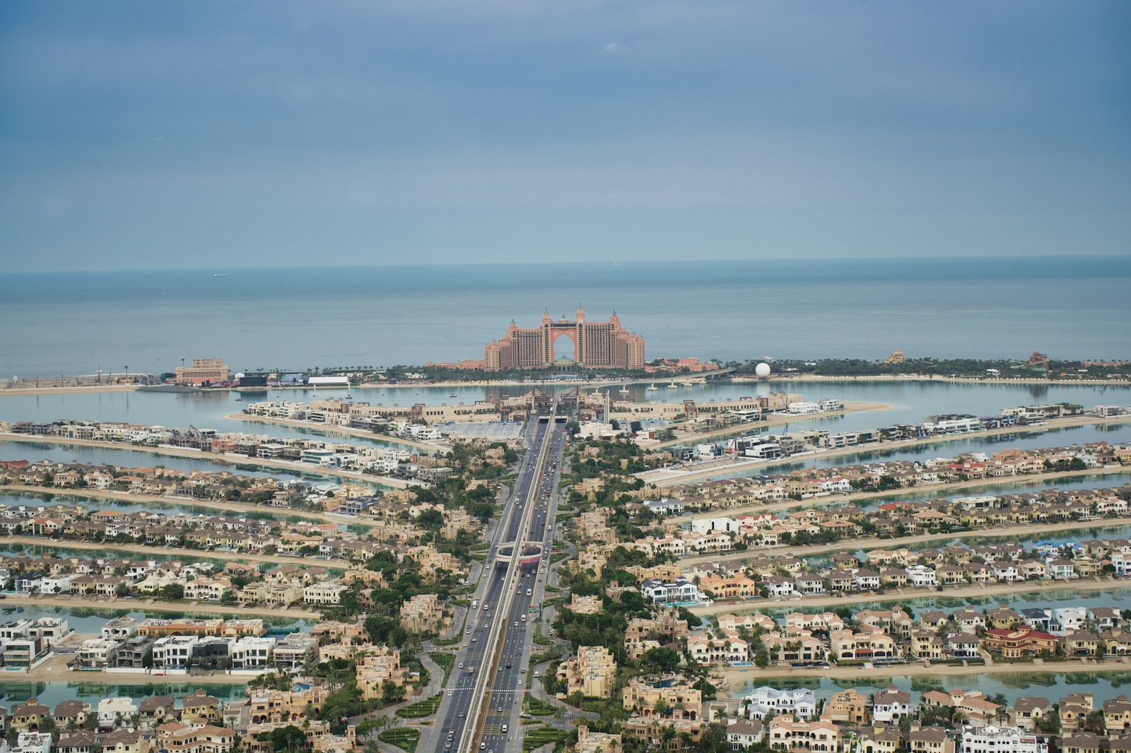 Palm Jumeirah von oben, mit Stadt und Meer