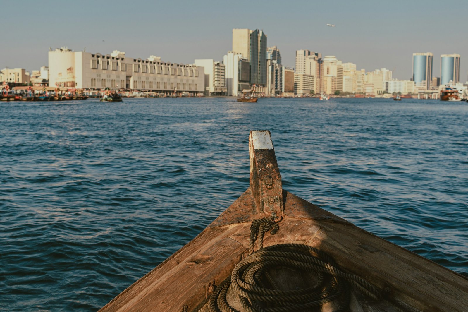 Uferpromenade am Dubai Creek, gesehen von einem traditionellen Abra-Boot